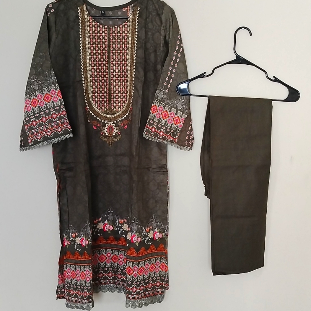 Traditional Embroidered Pakistani Salwar Kameez
